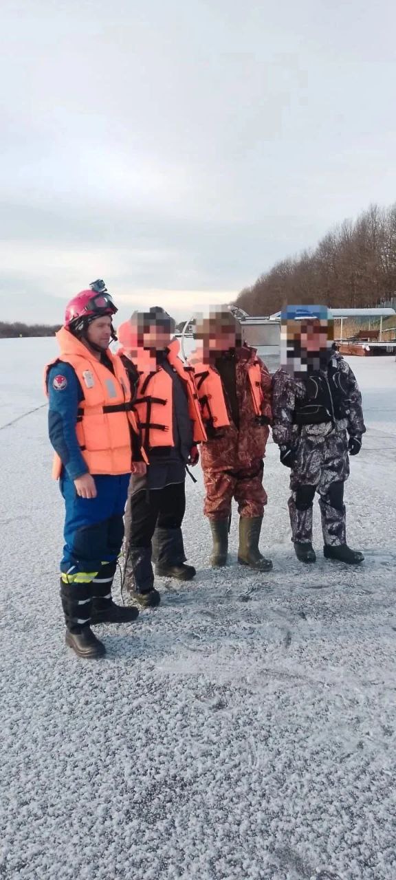 Спасатели доставили на берег трёх рыбаков, застрявших посреди Камы Спасатели доставили на берег трёх рыбаков, застрявших посреди Камы