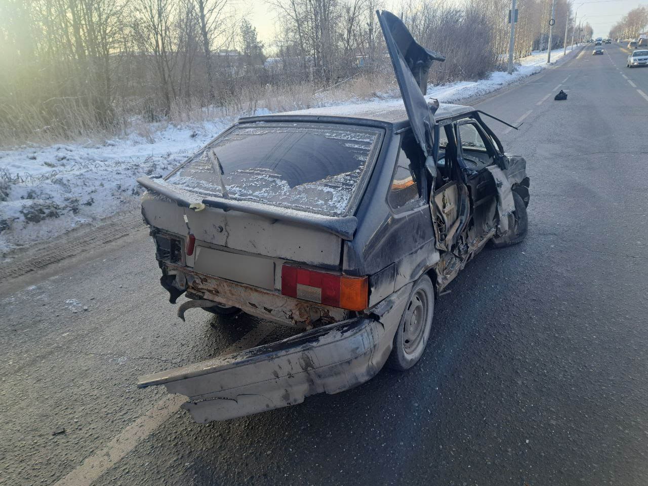 ДТП в Ижевске: грузовик столкнулся с ВАЗ 2114, есть пострадавший ДТП в Ижевске: грузовик столкнулся с ВАЗ 2114, есть пострадавший