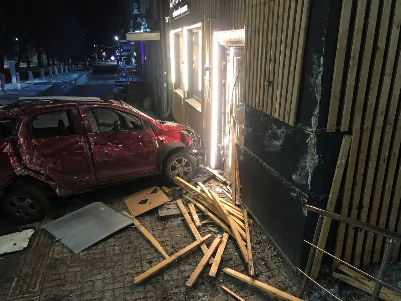 Водитель машины, въехавшей в дом на улице Пушкинской в Ижевске, скрылся с места ДТП, сообщили «Сусанину» в Госавтоинспекции Удмуртии Водитель машины, въехавшей в дом на улице Пушкинской в Ижевске, скрылся с места ДТП, сообщили «Сусанину» в Госавтоинспекции Удмуртии