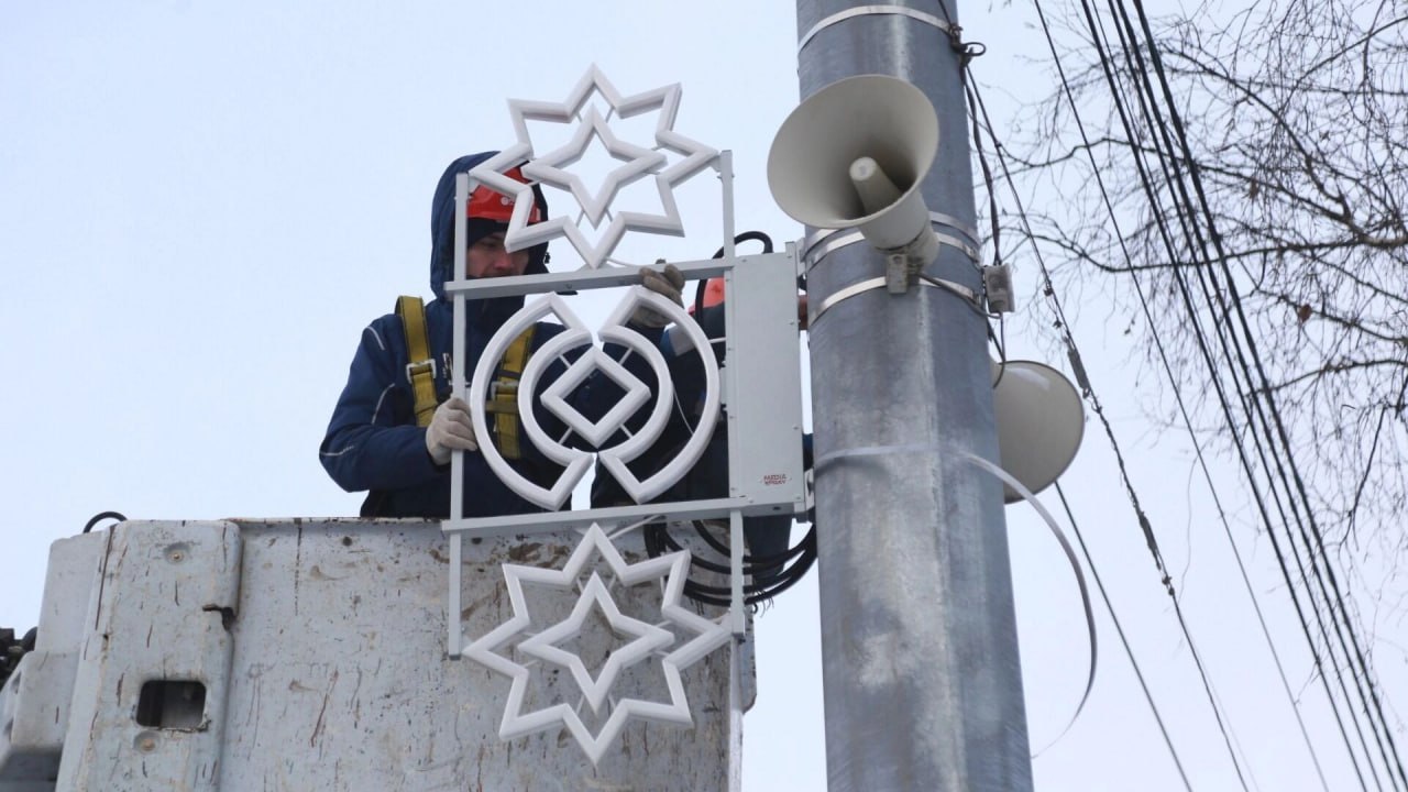 80 световых консолей начали устанавливать к Новому году на улице Кирова в Ижевске