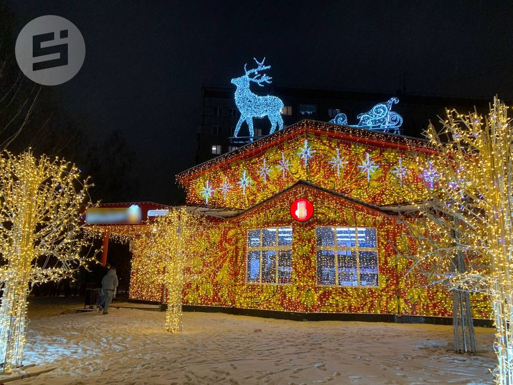 По мнению части ижевчан, настоящий «обратный отсчёт» до Нового года начинается, когда зажигаются гирлянды этих городских объектов, снискавших себе славу в медийном пространстве рунета посильнее ёлок европейских столиц По мнению части ижевчан, настоящий «обратный отсчёт» до Нового года начинается, когда зажигаются гирлянды этих городских объектов, снискавших себе славу в медийном пространстве рунета посильнее ёлок европейских столиц