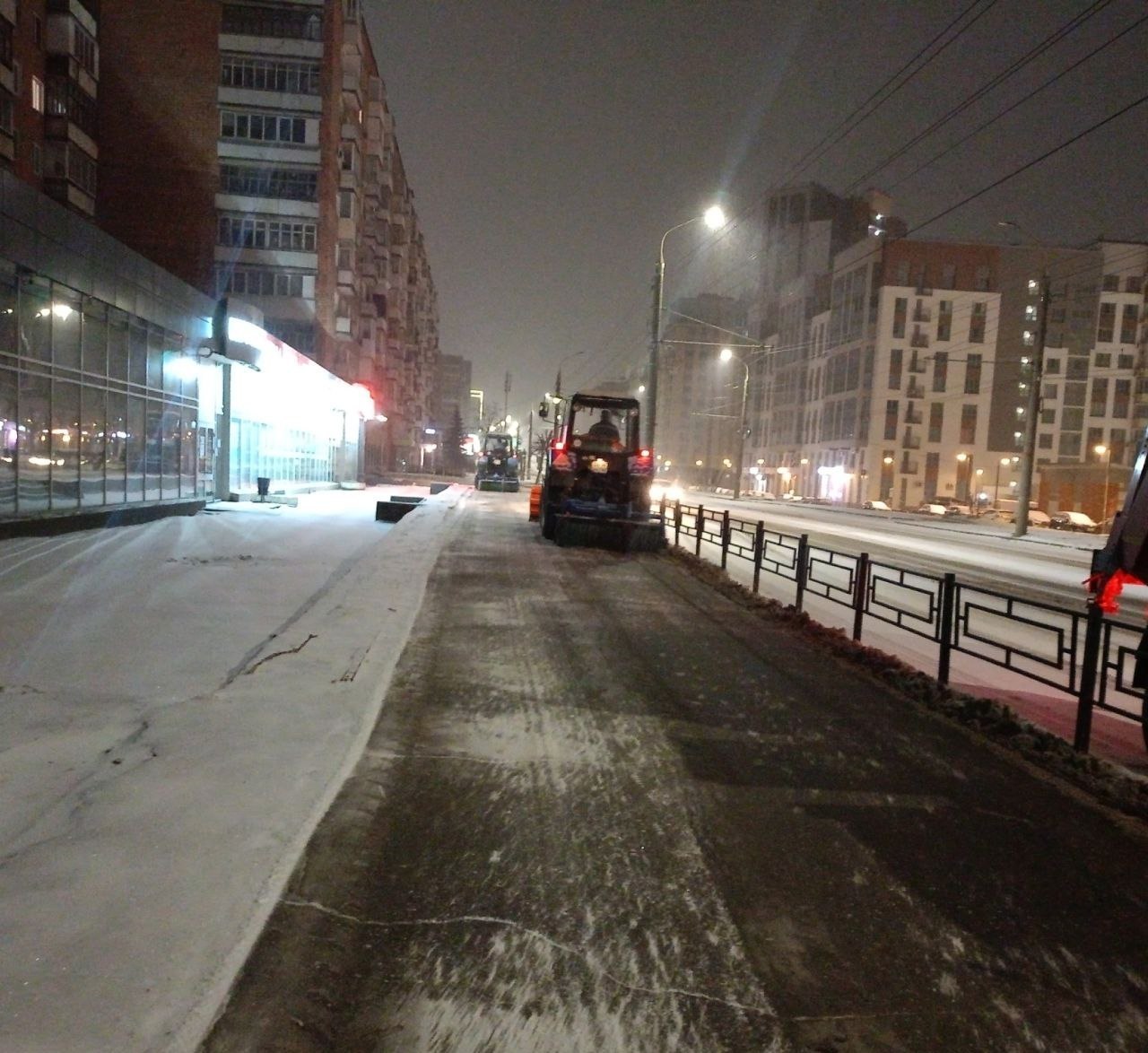 Ночью 11 декабря на расчистку дорог Ижевска вышли 83 единицы техники Ночью 11 декабря на расчистку дорог Ижевска вышли 83 единицы техники