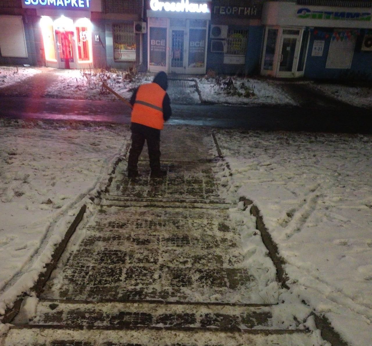 Ночью 11 декабря на расчистку дорог Ижевска вышли 83 единицы техники Ночью 11 декабря на расчистку дорог Ижевска вышли 83 единицы техники