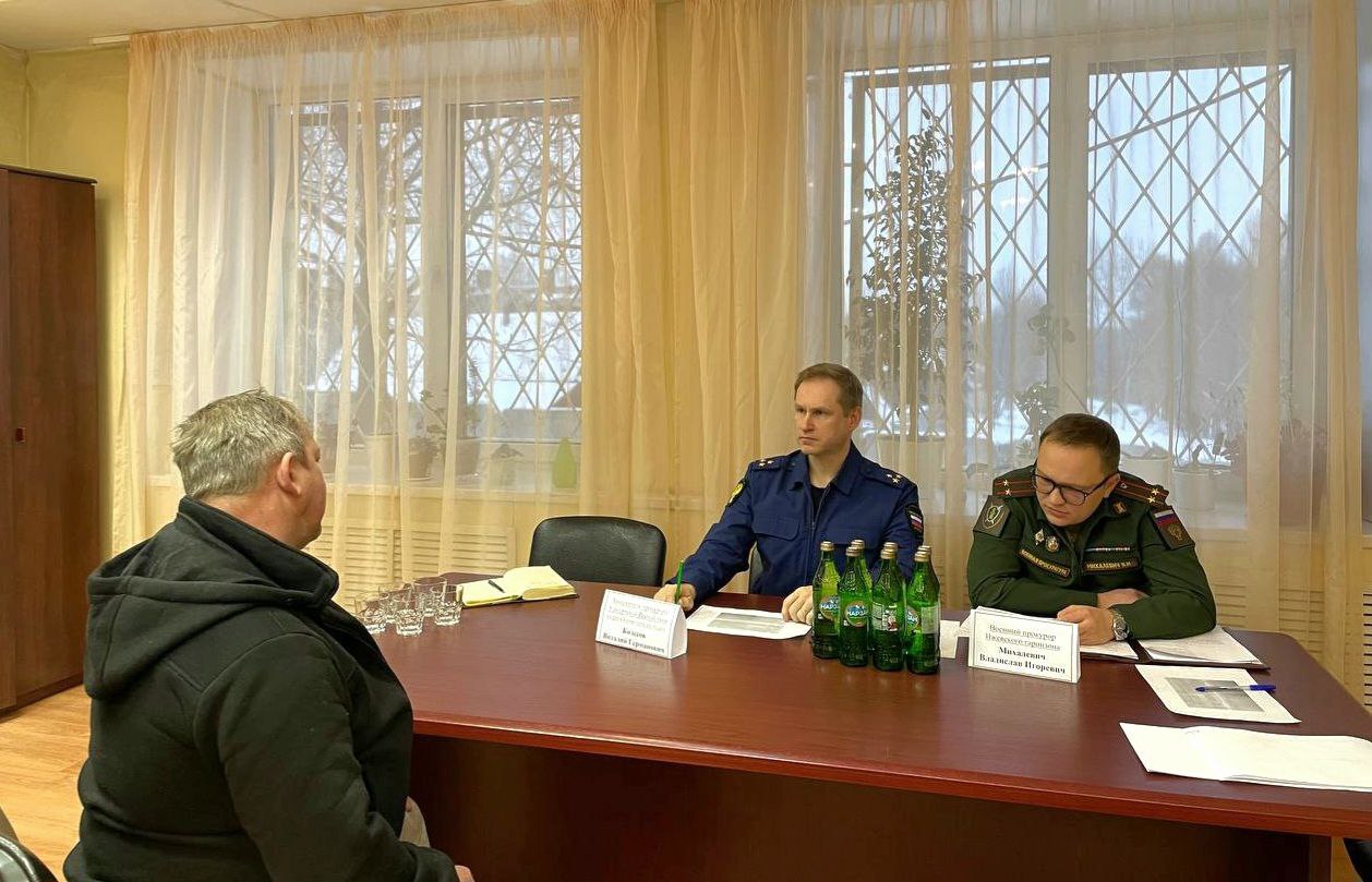 Заместитель прокурора Удмуртской Республики Виталий Колесов совместно с Военным прокурором Ижевского гарнизона Владиславом Михалевичем провели прием участников специальной военной операции в филиале № 6 ФГБУ «426 Военный... Заместитель прокурора Удмуртской Республики Виталий Колесов совместно с Военным прокурором Ижевского гарнизона Владиславом Михалевичем провели прием участников специальной военной операции в филиале № 6 ФГБУ «426 Военный...