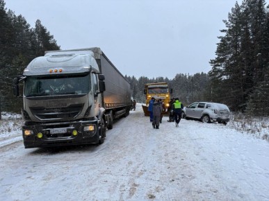 Два пассажира легковушки пострадали из-за вылетевшего на них КАМАЗА в Воткинске