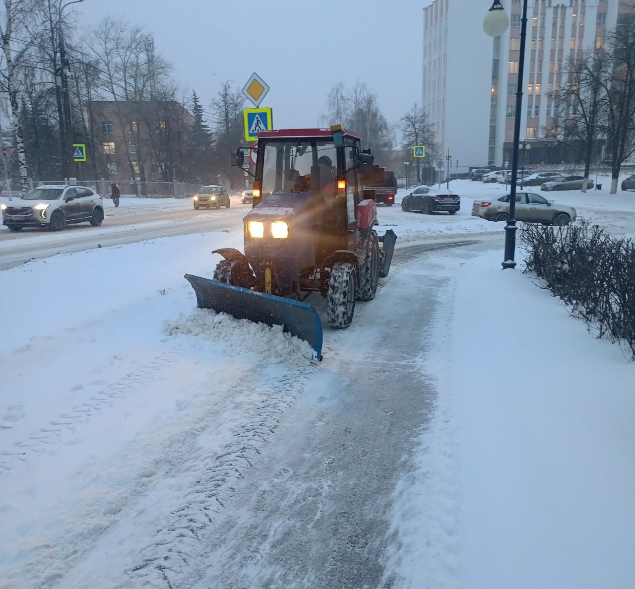 Дорожные службы Удмуртии из-за снегопадов работают в усиленном режиме Дорожные службы Удмуртии из-за снегопадов работают в усиленном режиме