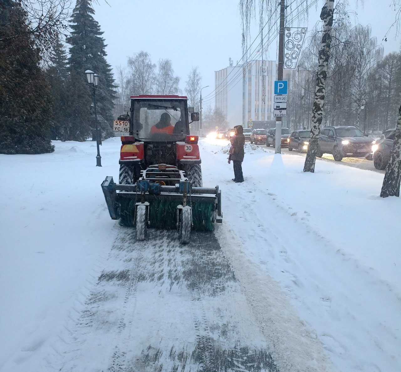 Дорожные службы Удмуртии из-за снегопадов работают в усиленном режиме Дорожные службы Удмуртии из-за снегопадов работают в усиленном режиме