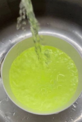 В поселке Шаркан из водопроводных кранов потекла зеленая вода