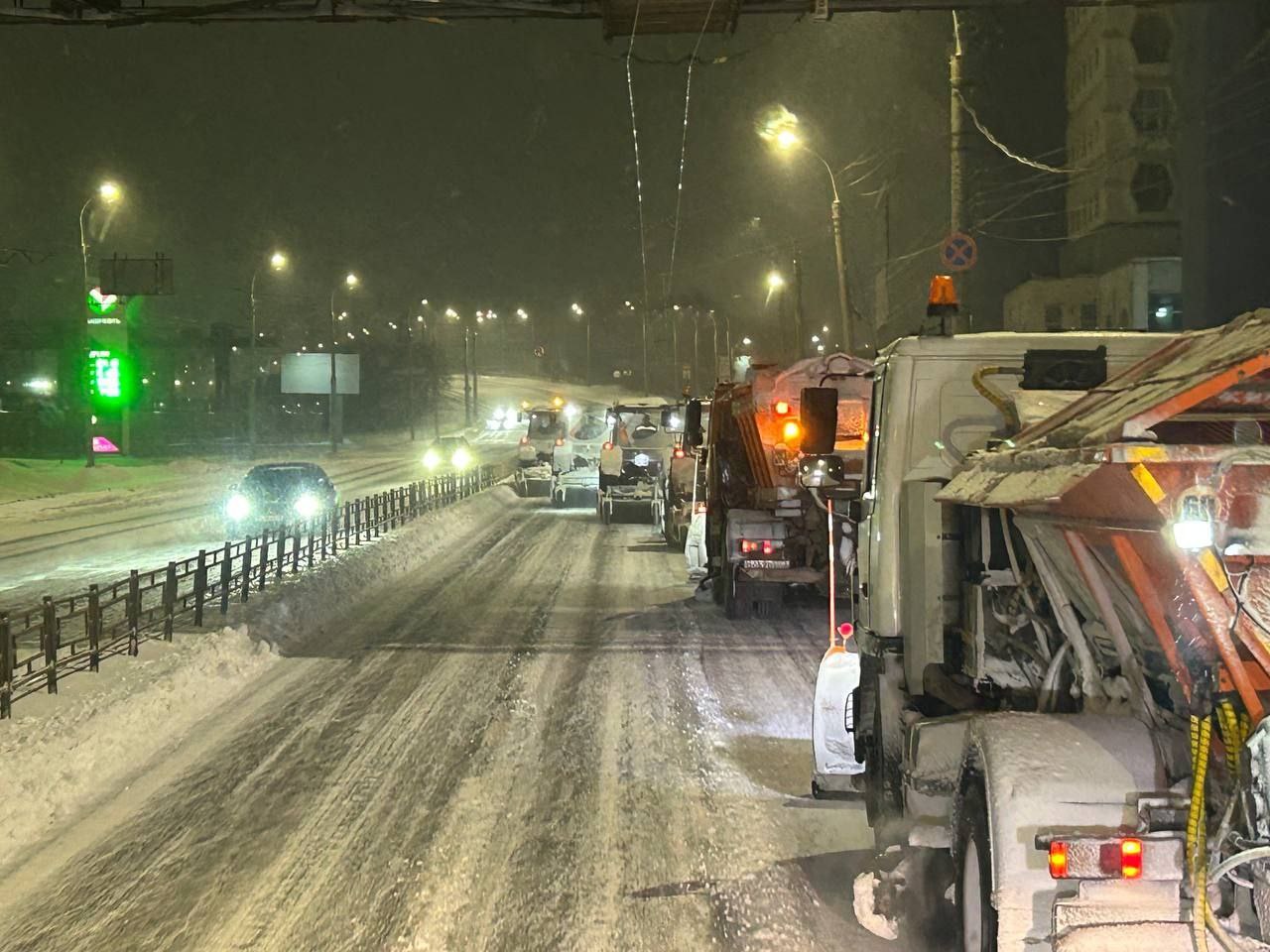 Дорожная техника в усиленном режиме продолжает ликвидировать последствия двухдневного снегопада