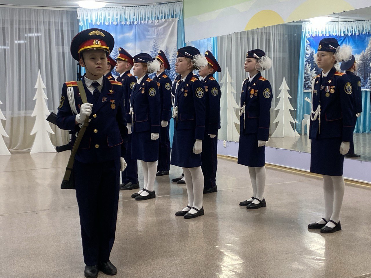 В рамках мероприятий по патриотическому воспитанию молодёжи и шефской помощи учащиеся кадетского класса имени Андрея Касимова посетили социально-реабилитационный центр В рамках мероприятий по патриотическому воспитанию молодёжи и шефской помощи учащиеся кадетского класса имени Андрея Касимова посетили социально-реабилитационный центр