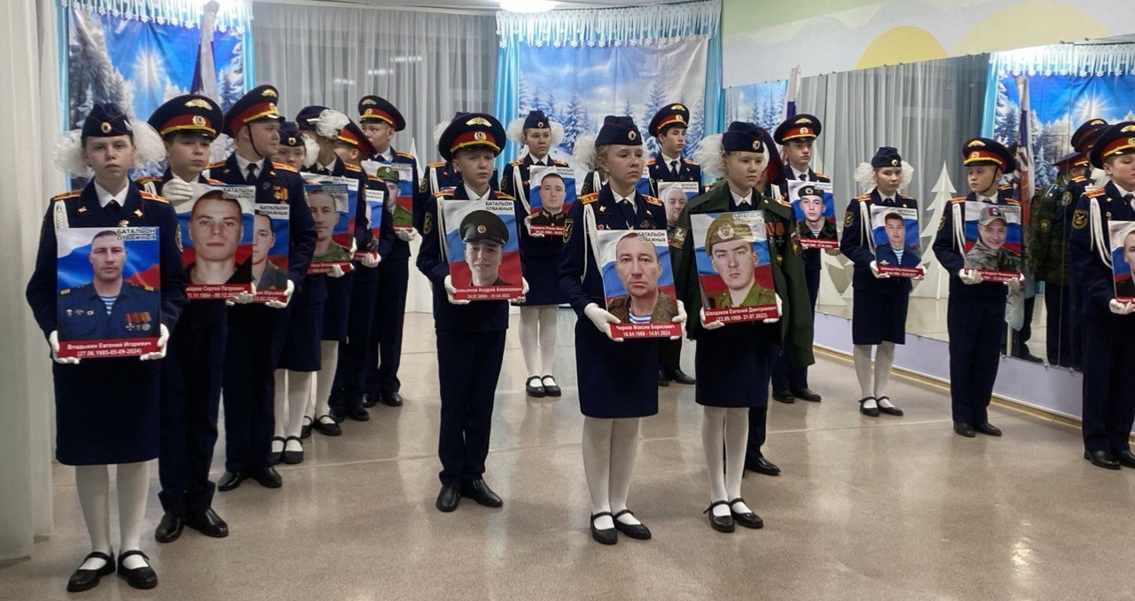 В рамках мероприятий по патриотическому воспитанию молодёжи и шефской помощи учащиеся кадетского класса имени Андрея Касимова посетили социально-реабилитационный центр