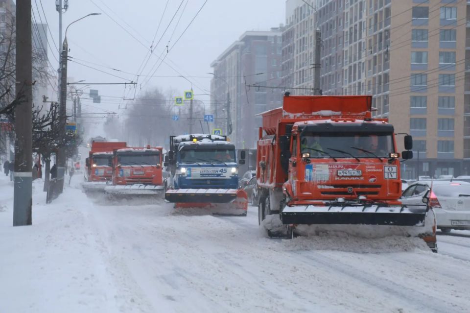 Сегодня днем на улицах Ижевска работают 143 спецмашины и 140 рабочих ручного труда