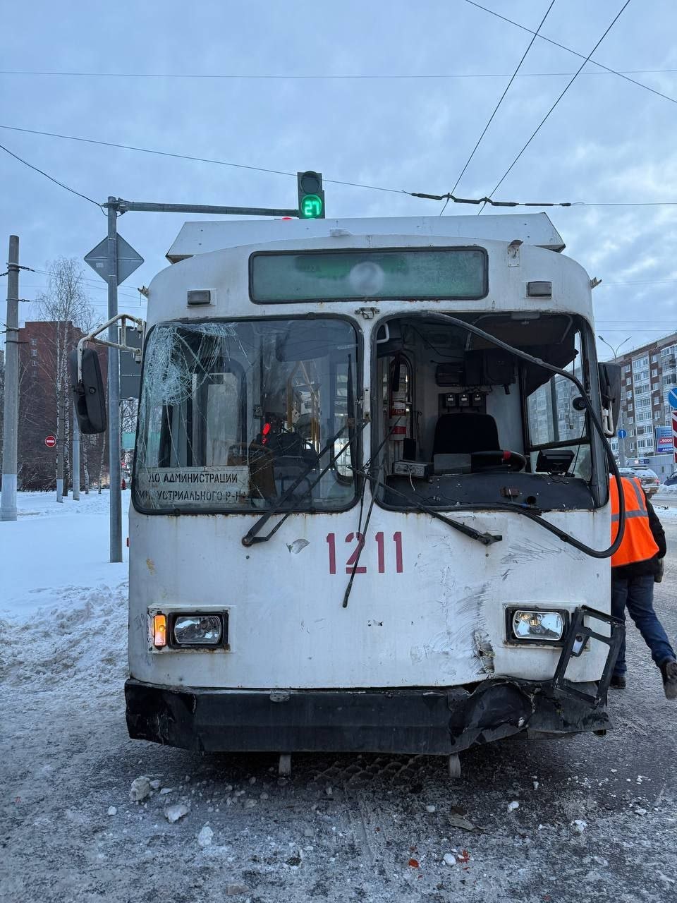 Троллейбус и легковушка столкнулись в Ижевске Троллейбус и легковушка столкнулись в Ижевске