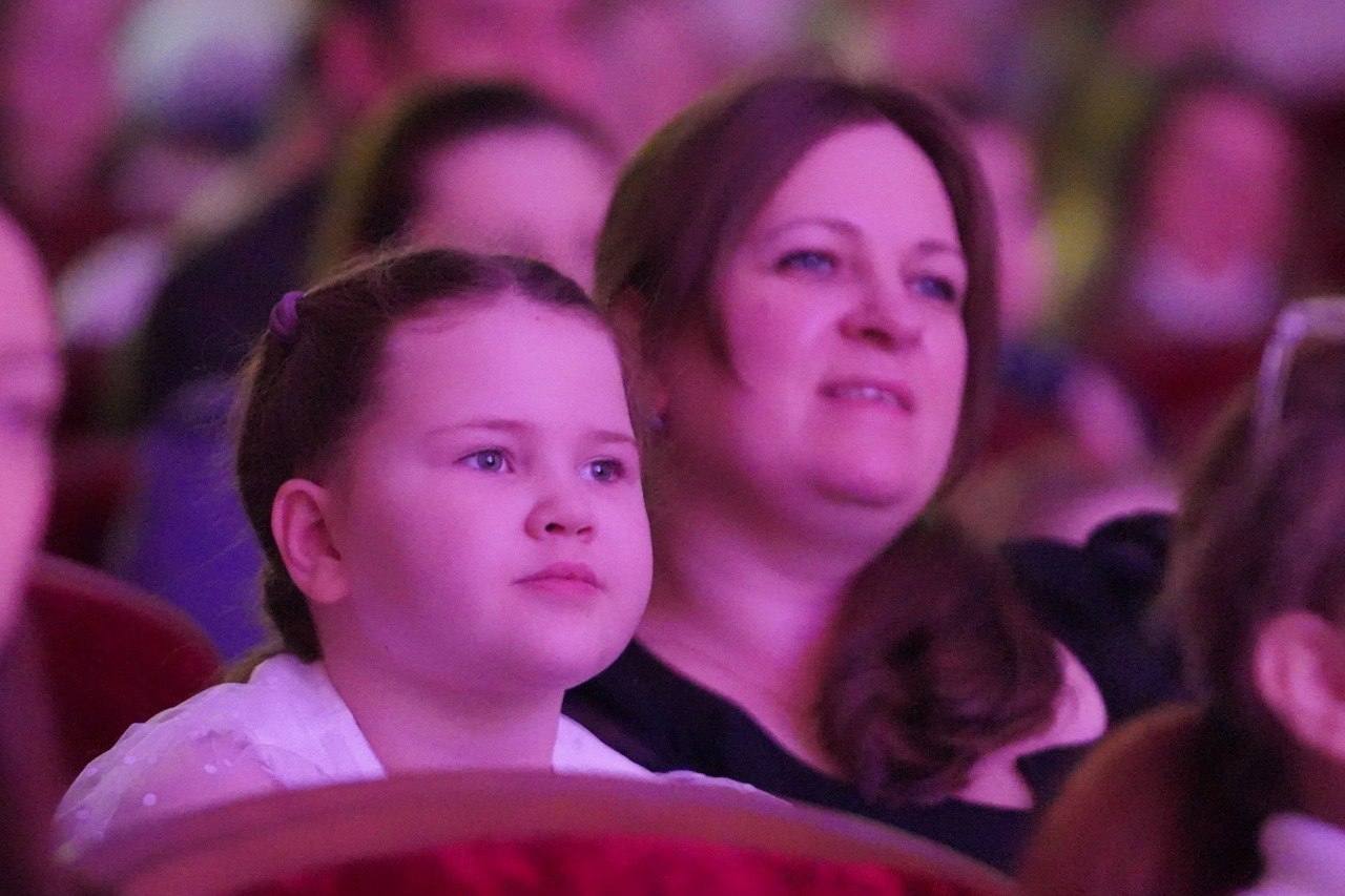 В Ижевске семьи участников специальной военной операции стали гостями на волшебном спектакле «Золушка» В Ижевске семьи участников специальной военной операции стали гостями на волшебном спектакле «Золушка»