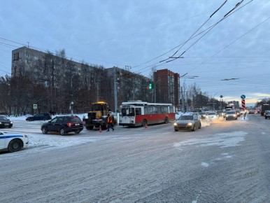 Два пассажира общественного транспорта пострадали при столкновении троллейбуса и погрузчика в Ижевске