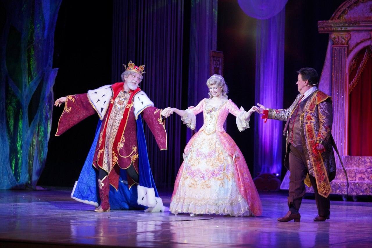 В Ижевске семьи участников специальной военной операции стали гостями на волшебном спектакле «Золушка» В Ижевске семьи участников специальной военной операции стали гостями на волшебном спектакле «Золушка»