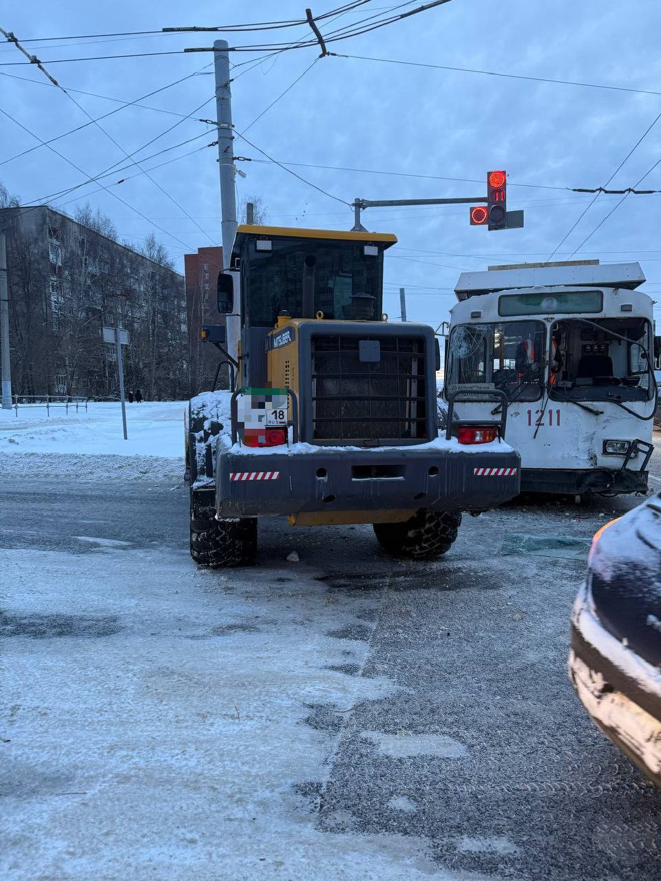 Два пассажира общественного транспорта пострадали при столкновении троллейбуса и погрузчика в Ижевске Два пассажира общественного транспорта пострадали при столкновении троллейбуса и погрузчика в Ижевске