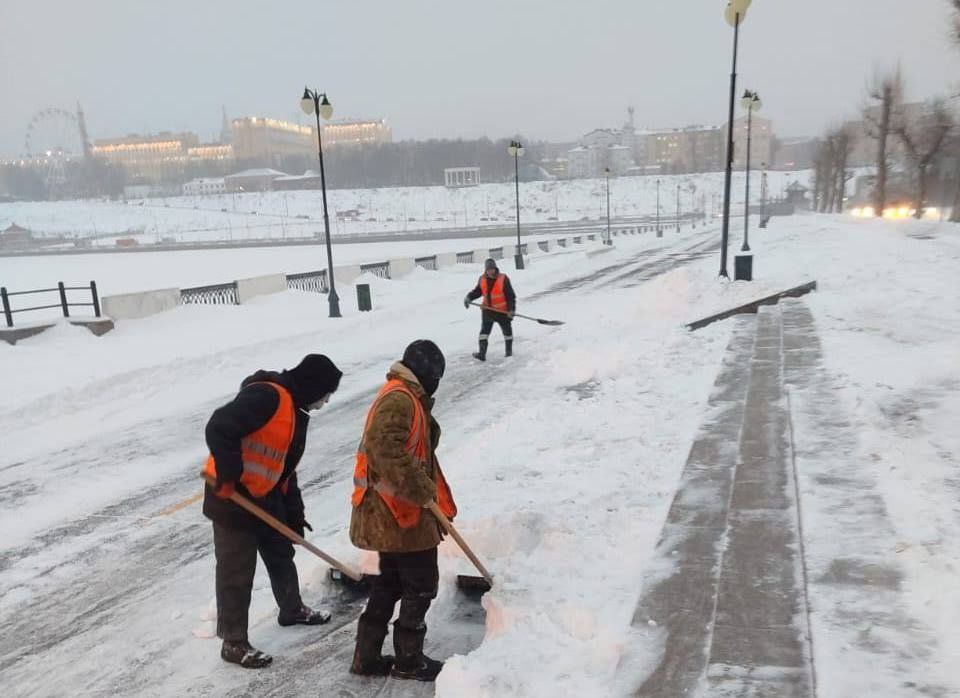 Погода снова снежная, а дорожные патрули - на боевом дежурстве Погода снова снежная, а дорожные патрули - на боевом дежурстве