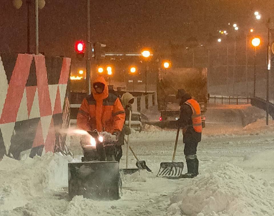 Погода снова снежная, а дорожные патрули - на боевом дежурстве Погода снова снежная, а дорожные патрули - на боевом дежурстве