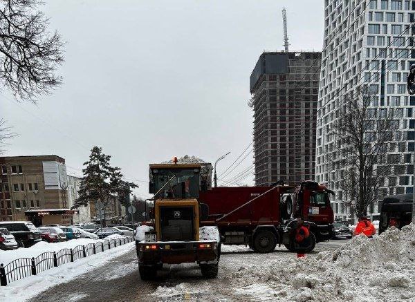 Погода снова снежная, а дорожные патрули - на боевом дежурстве Погода снова снежная, а дорожные патрули - на боевом дежурстве