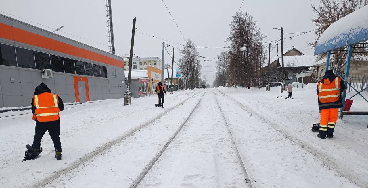 Погода снова снежная, а дорожные патрули - на боевом дежурстве Погода снова снежная, а дорожные патрули - на боевом дежурстве
