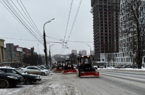Погода снова снежная, а дорожные патрули - на боевом дежурстве Погода снова снежная, а дорожные патрули - на боевом дежурстве