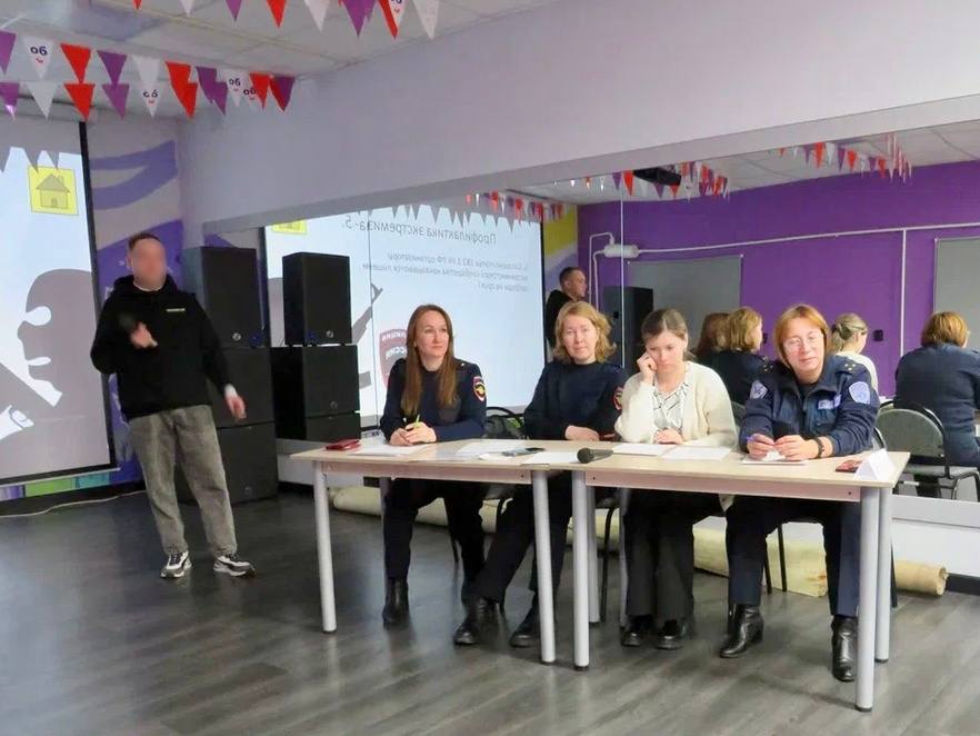 Интеллектуальный квиз по Правилам дорожного движения, а также противодействию экстремизма и терроризма прошел в молодежном центре г.Глазова Интеллектуальный квиз по Правилам дорожного движения, а также противодействию экстремизма и терроризма прошел в молодежном центре г.Глазова