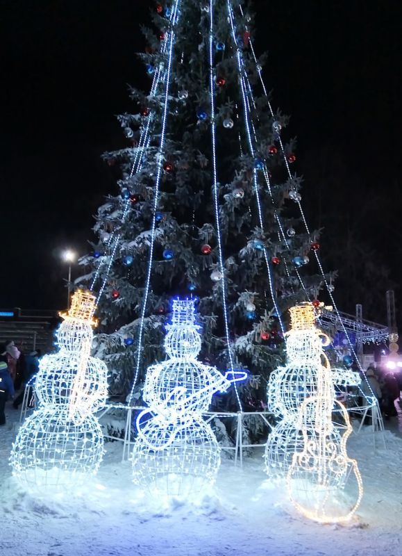 Каракулино — сверкает. Там у главной ёлки поставили новую иллюминацию