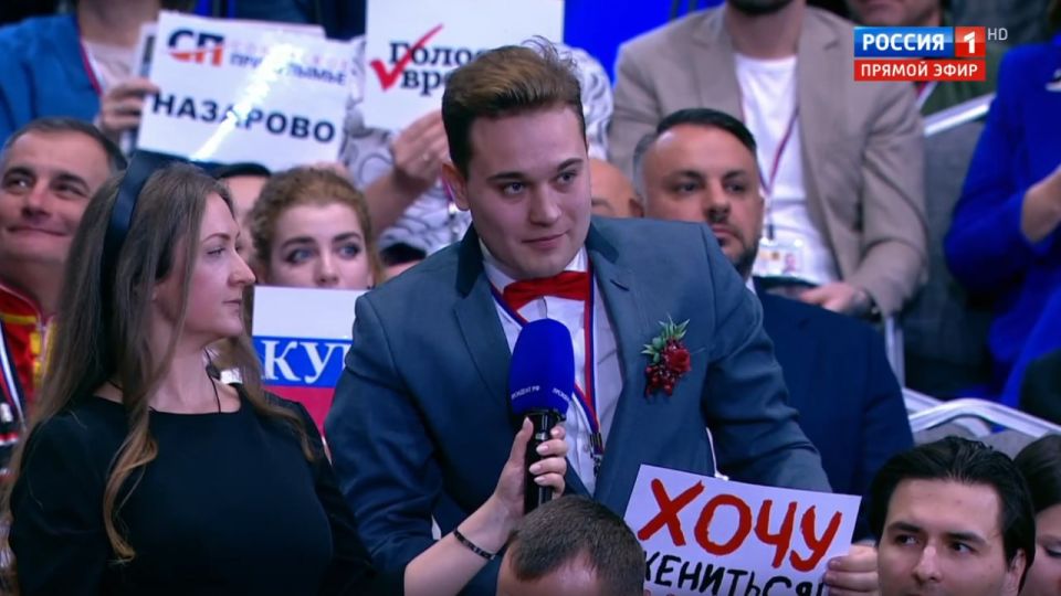 Звездой Прямой линии Президента России стал парень из Екатеринбурга, который прямо в эфире сделал предложение своей девушке Оле и пригласил президента на свадьбу