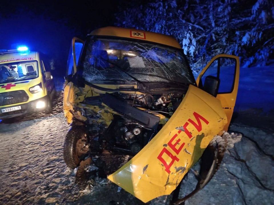 На дороге «Ижевск-Ува», по предварительным данным, 69-летний водитель школьного микроавтобуса выехал на встречку и столкнулся с автомобилем «Чанган»
