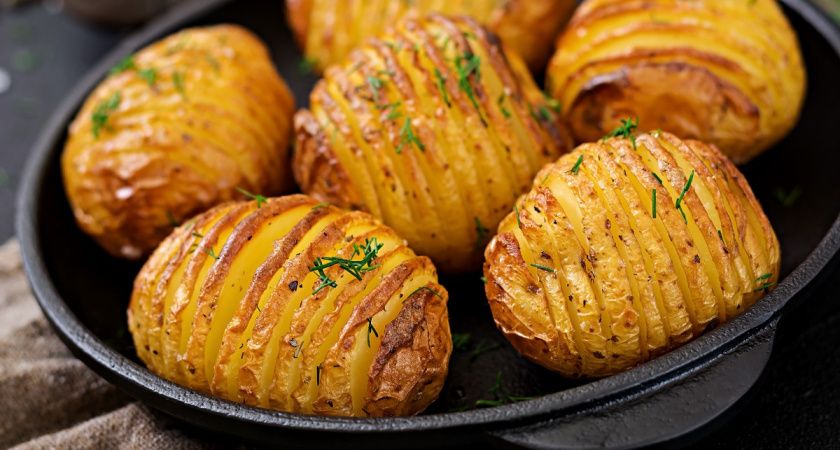 Картошка гармошка с камамбером и паприкой: простое блюдо на новом уровне