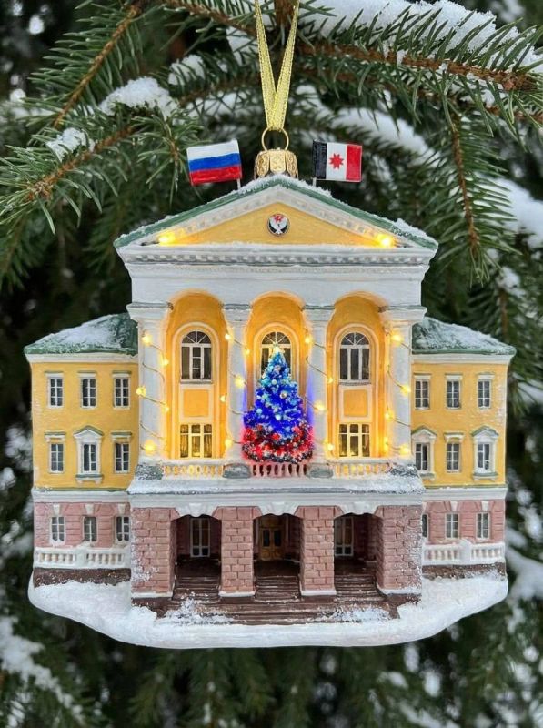 Наш друг фотограф Даниил Моисеев побаловался с ИИ и нарисовал ёлочные игрушки, которые могут быть узнанными многими жителями Ижевска