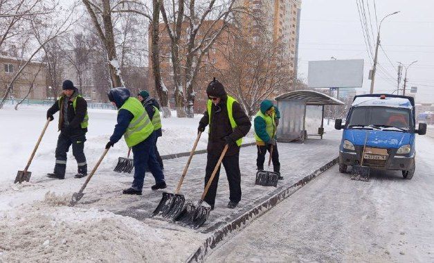 Снегопады в Ижевске уже не такие интенсивные, но подрядчики продолжают работать в усиленном режиме