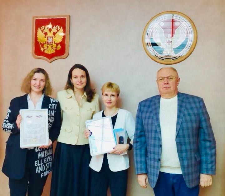 С большим удовольствием вручили Благодарность Председателя ЦИК России Эллы Александровны Памфиловой и дипломы победителям Всероссийского конкурса среди работников региональных и муниципальных библиотек сотрудникам...