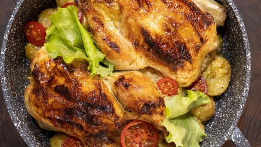 Новый год по-вкусному: запеченная курица с гарниром, которая покорит любой стол