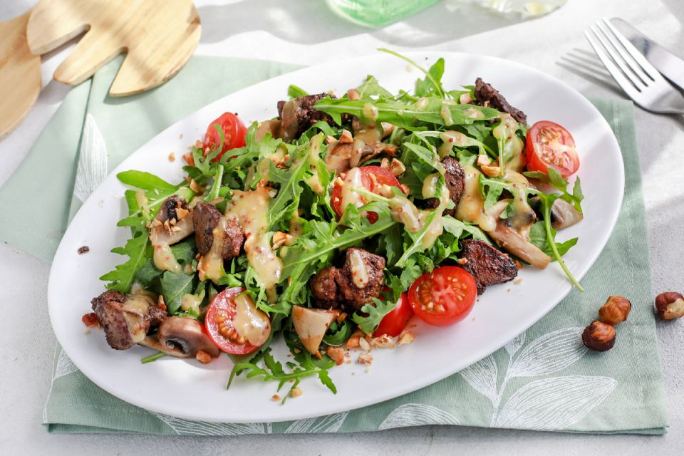 Салат с рукколой, печенью курицы и шампиньонами