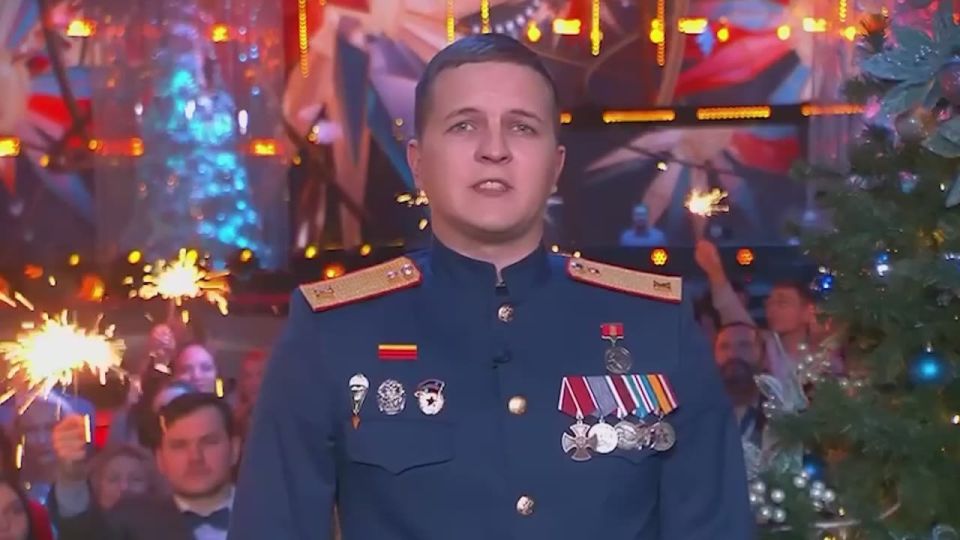 В новогоднюю ночь на Первом канале с поздравлениями выступил курсант Санкт-Петербургской академии Следственного комитета, участник специальной военной операции кавалер ордена Мужества Виталий Назимов
