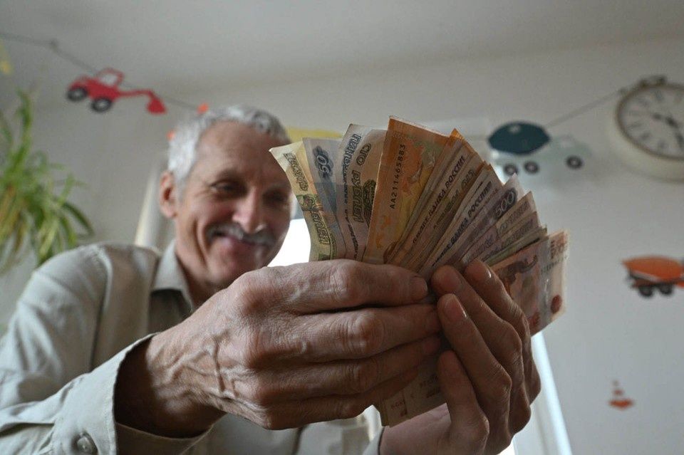 Пенсии за январь будут выплачены в декабре: как не остаться без денег на праздники