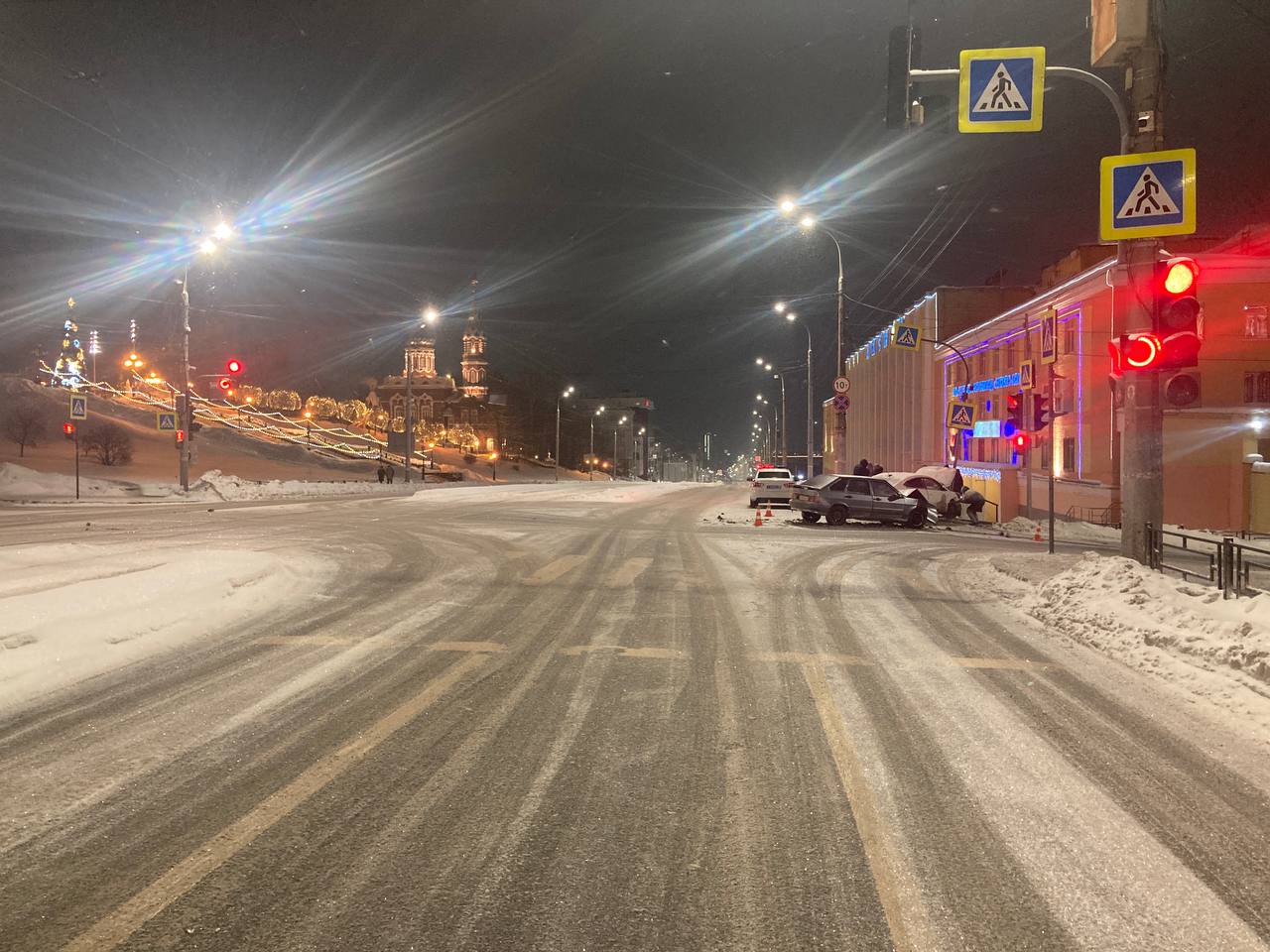 Водители автомобилей «ВАЗ-2114» и «Хенде Солярис» отметили первый день Нового года неприятной встречей на дороге - есть пострадавшие