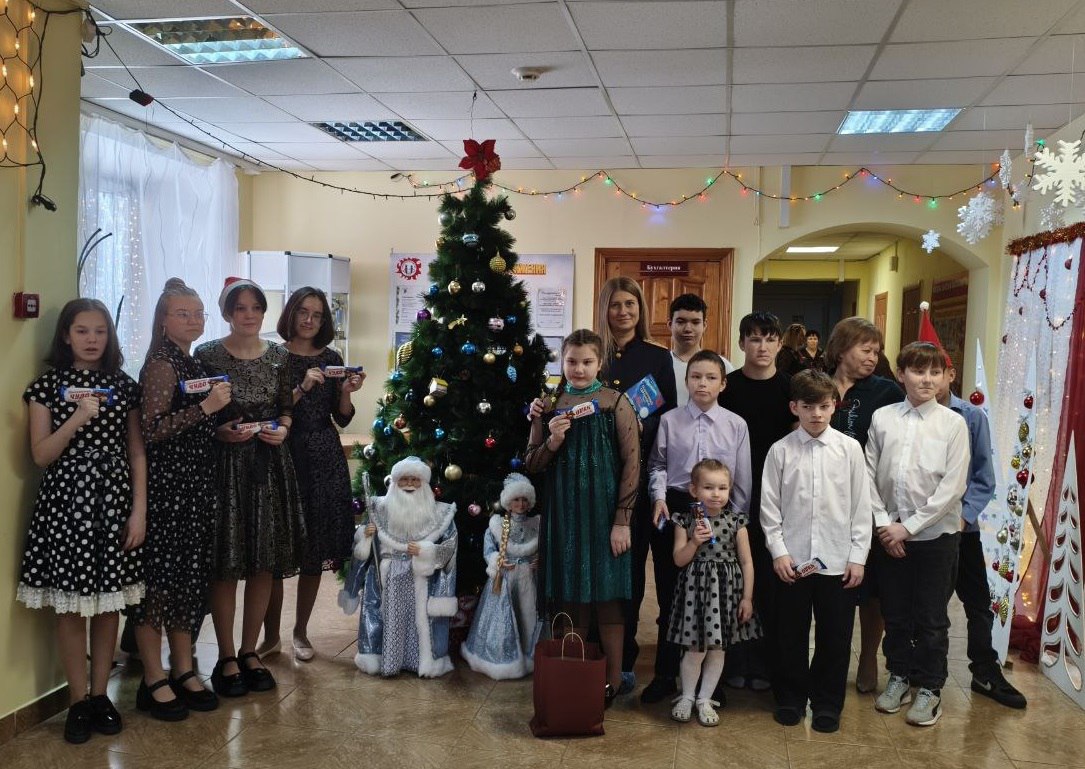 Сотрудники Можгинского межрайонного следственного отдела поздравили подшефных воспитанников с Новым годом