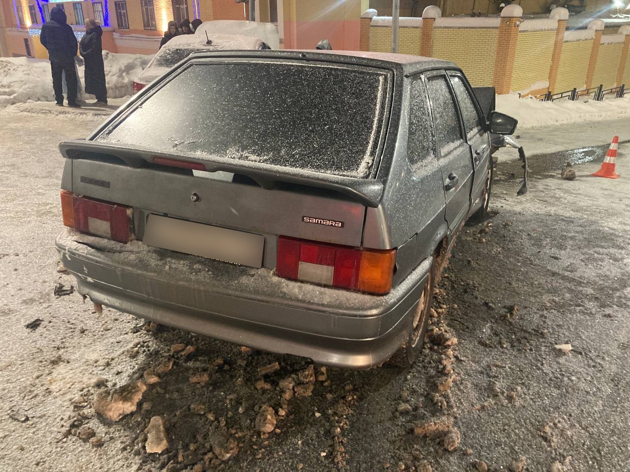 Водители автомобилей «ВАЗ-2114» и «Хенде Солярис» отметили первый день Нового года неприятной встречей на дороге - есть пострадавшие Водители автомобилей «ВАЗ-2114» и «Хенде Солярис» отметили первый день Нового года неприятной встречей на дороге - есть пострадавшие