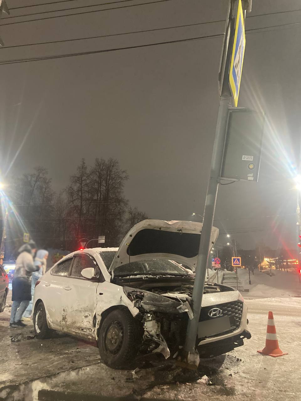 Водители автомобилей «ВАЗ-2114» и «Хенде Солярис» отметили первый день Нового года неприятной встречей на дороге - есть пострадавшие Водители автомобилей «ВАЗ-2114» и «Хенде Солярис» отметили первый день Нового года неприятной встречей на дороге - есть пострадавшие