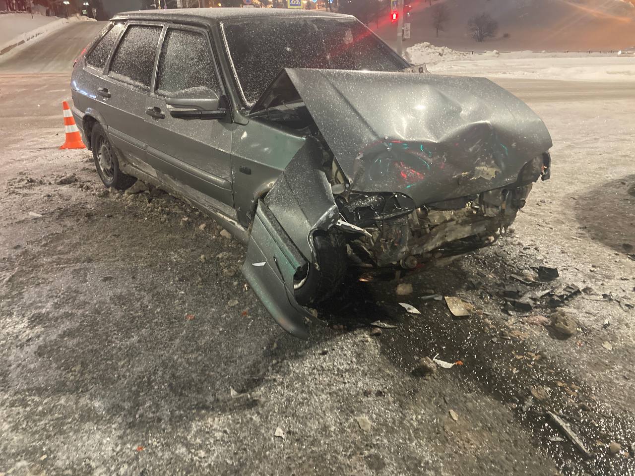 Водители автомобилей «ВАЗ-2114» и «Хенде Солярис» отметили первый день Нового года неприятной встречей на дороге - есть пострадавшие Водители автомобилей «ВАЗ-2114» и «Хенде Солярис» отметили первый день Нового года неприятной встречей на дороге - есть пострадавшие