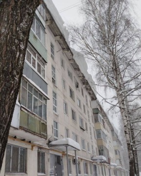 Вот такие снежные шапки скапливаются над подъездами