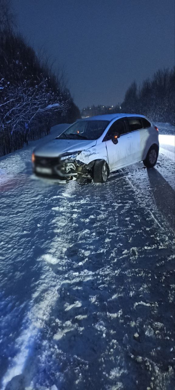 В дорожной аварии на загородной трассе Завьяловского района пострадали три пассажира, в том числе два ребенка В дорожной аварии на загородной трассе Завьяловского района пострадали три пассажира, в том числе два ребенка