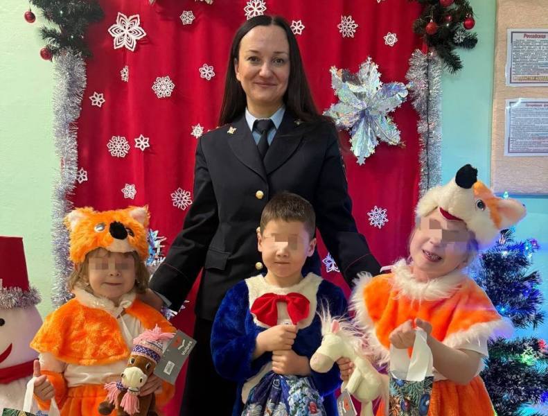 Сотрудники Управления по контролю за оборотом наркотиков МВД по Удмуртской Республике в рамках Всероссийской акции «Полицейский Дед Мороз» посетили «Социально-реабилитационный центр для несовершеннолетних Увинского района»... Сотрудники Управления по контролю за оборотом наркотиков МВД по Удмуртской Республике в рамках Всероссийской акции «Полицейский Дед Мороз» посетили «Социально-реабилитационный центр для несовершеннолетних Увинского района»...