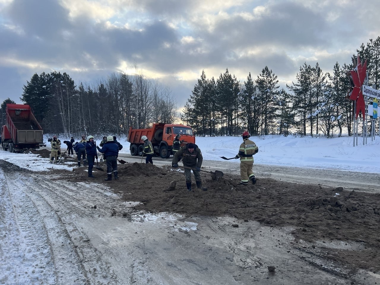 Для недопущения дальнейшего распространения нефтепродуктов на дорожное полотно спасателями Госкомитета Удмуртии по делам ГО и ЧС устанавливается подпорная стенка