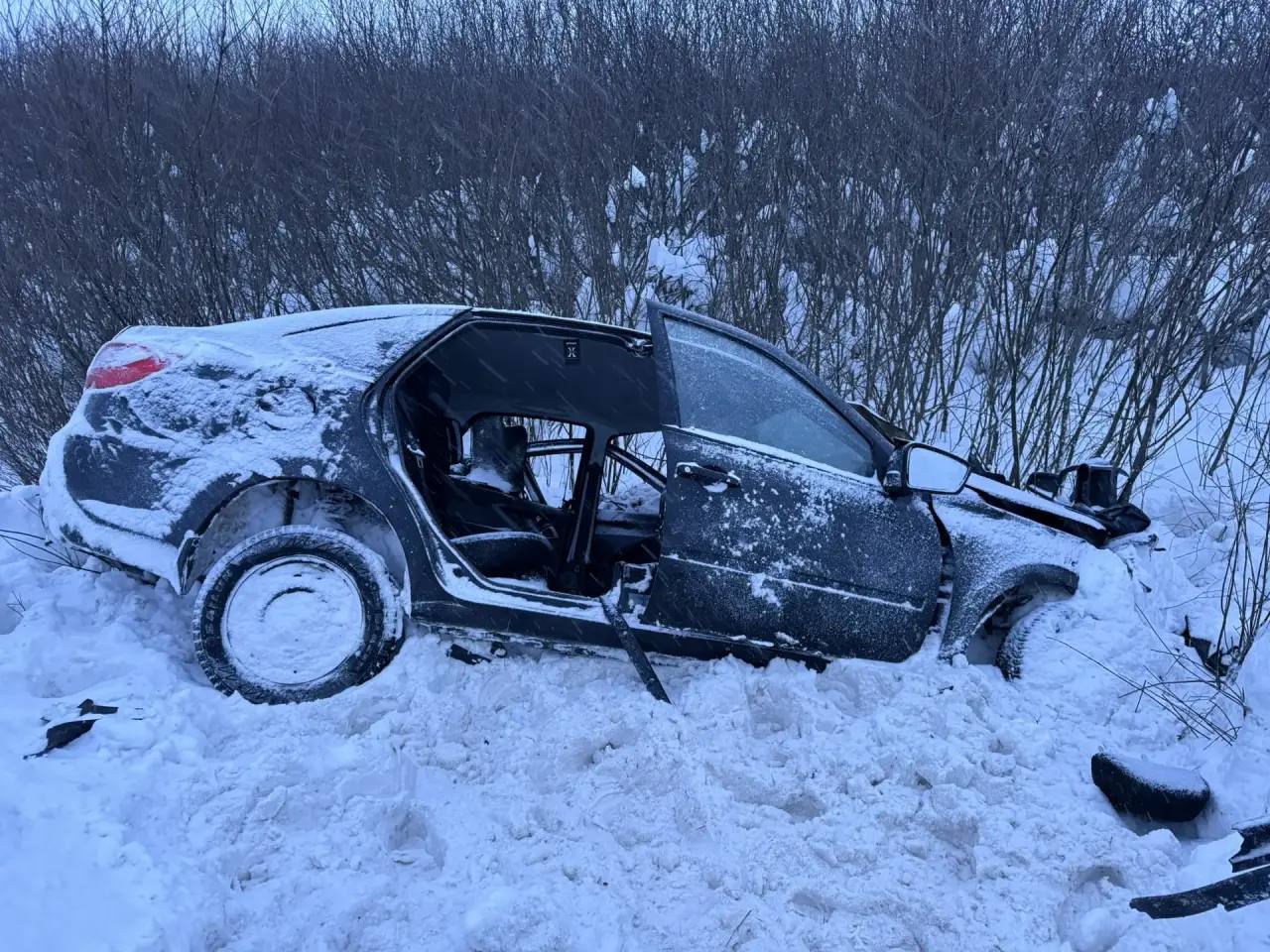 В Балезинском районе Удмуртии при столкновении автомобилей погибли два молодых человека