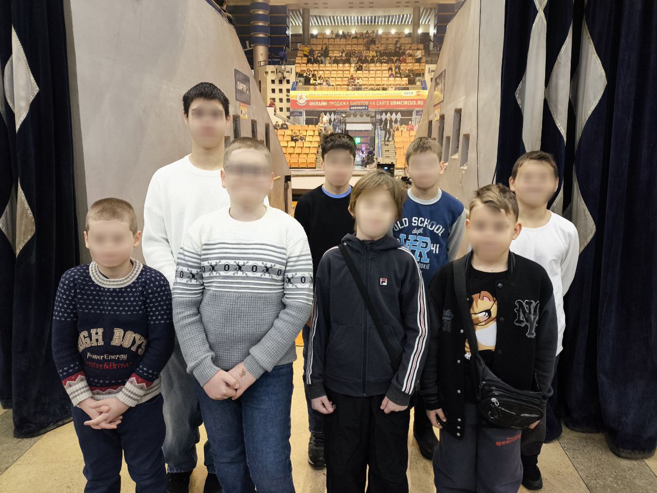 В рамках Всероссийской акции «Полицейский Дед Мороз» бывшие воспитанники Центра временного содержания несовершеннолетних правонарушителей МВД по Удмуртской Республике побывали на представлении «Новогодний цирк чудес» в... В рамках Всероссийской акции «Полицейский Дед Мороз» бывшие воспитанники Центра временного содержания несовершеннолетних правонарушителей МВД по Удмуртской Республике побывали на представлении «Новогодний цирк чудес» в...