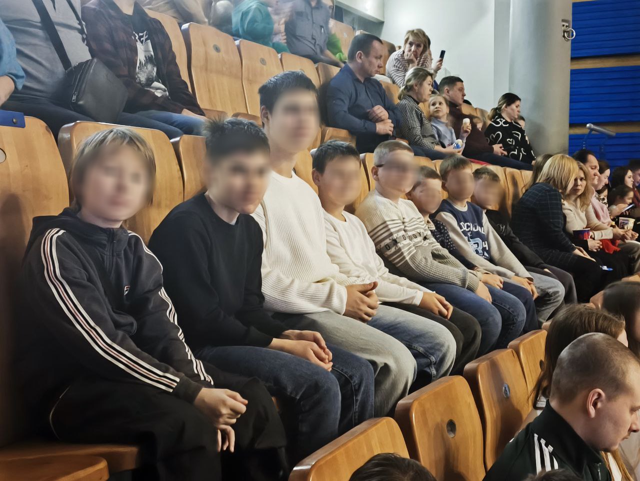 В рамках Всероссийской акции «Полицейский Дед Мороз» бывшие воспитанники Центра временного содержания несовершеннолетних правонарушителей МВД по Удмуртской Республике побывали на представлении «Новогодний цирк чудес» в... В рамках Всероссийской акции «Полицейский Дед Мороз» бывшие воспитанники Центра временного содержания несовершеннолетних правонарушителей МВД по Удмуртской Республике побывали на представлении «Новогодний цирк чудес» в...